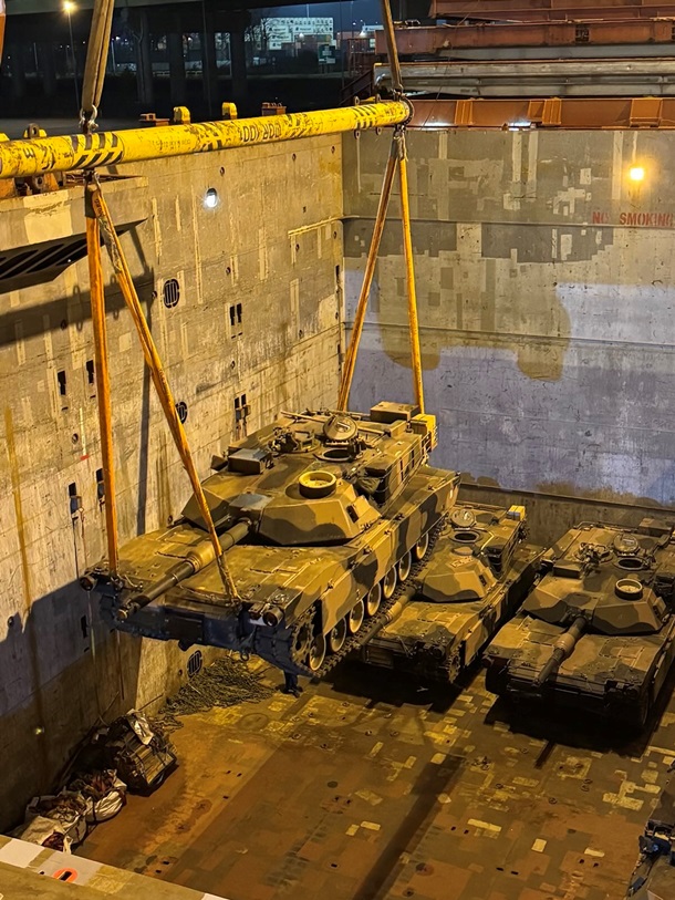 Завантаження Abrams M1A1 SA на судно. Фото - Australian Defence Force