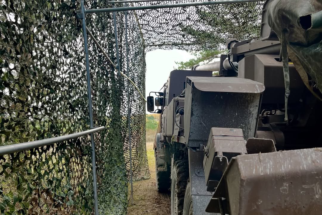 САУ CAESAR у антидроновій сітковій конструкції. Фото: 68-й Африканський артилерійський полк Сухопутних військ Франції