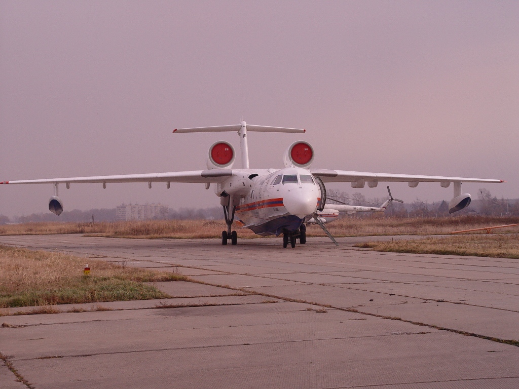 Російський літак-амфібія Бе-200 злітає з води