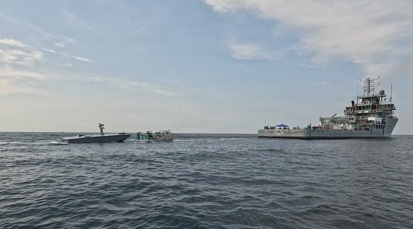 Дозаправлення БЕКа T38 за допомогою пристрою A-RAS з борту USNS Vindicator (TSV-5). Фото - DoD