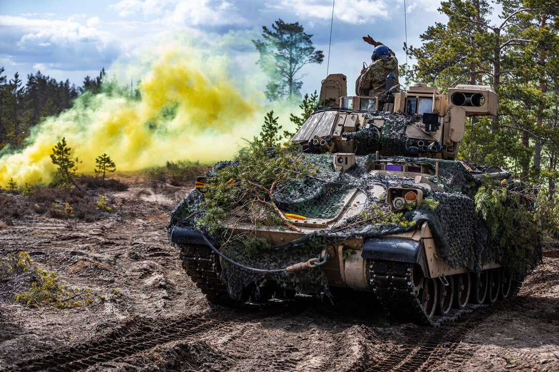 БМП M2 Bradley. Фото - DoW