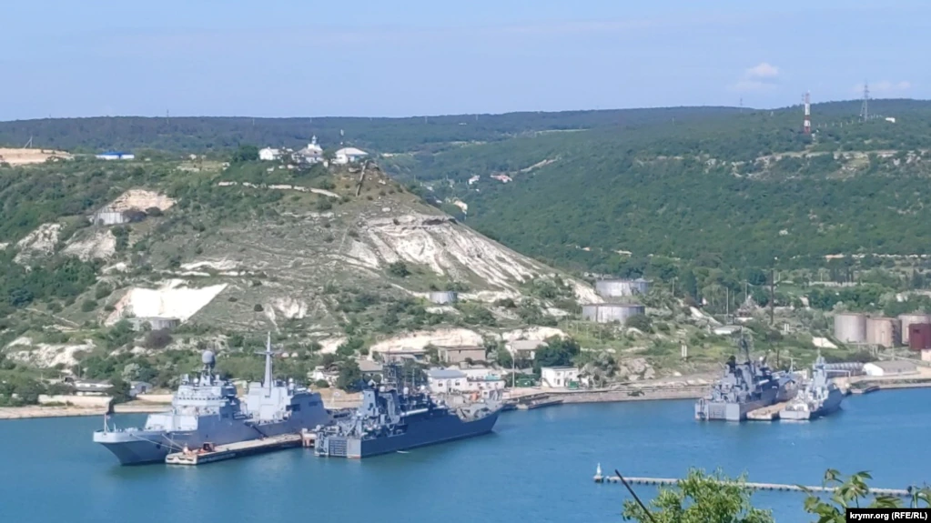 Ships of the Black Sea Fleet of the Russian Federation in the Count's Bay of temporarily occupied Sevastopol, first from the left - BDK project 11711 & quot; Petr Morgunov & quot ;, photo - & quot; Krym.Realii & quot ;, date of publication - May 28, 2022