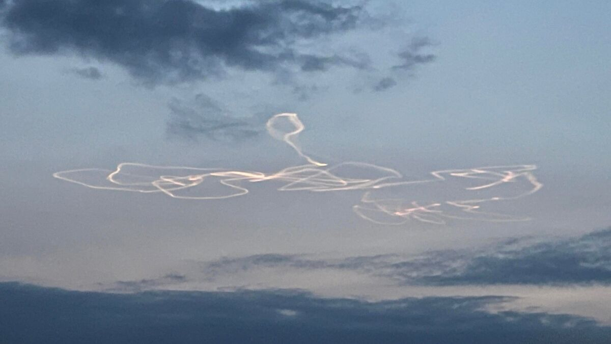 Інверсійний слід після випробувань гіперзвукового глайдера V-MAX у 2023 році