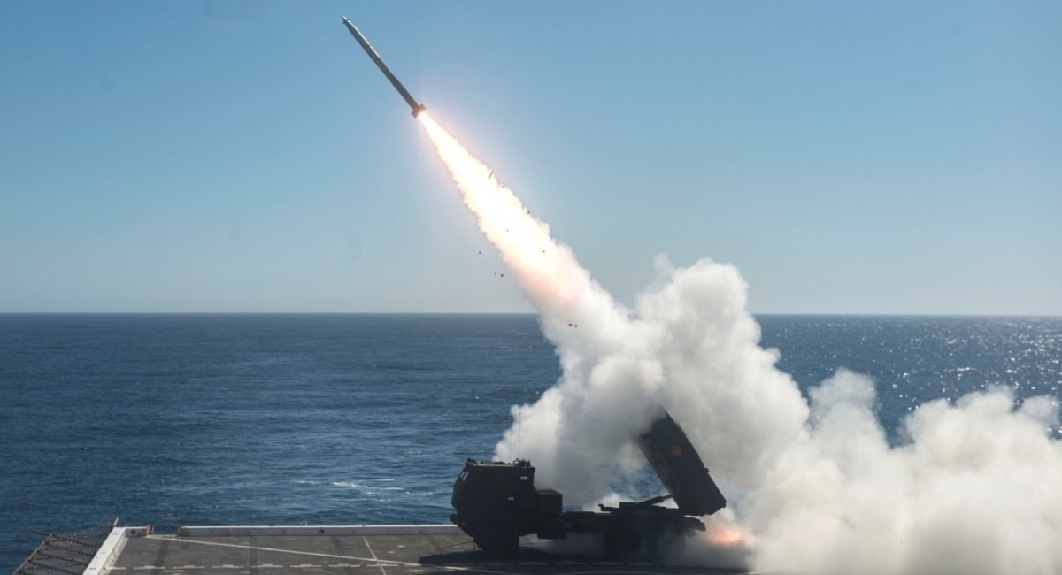 Стрільба M142 HIMARS з палуби десантного корабля USS Anchorage (LPD-23)