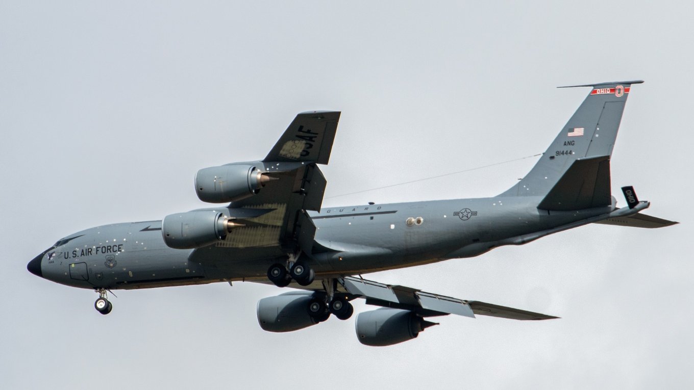 Ілюстративне фото KC-135R Stratotanker із бортовим номером 1444 із пошкодженнями який преший помітили у квітні на авіабазі Мілденхолл. Фото - Facebook/Andrew McKelvey