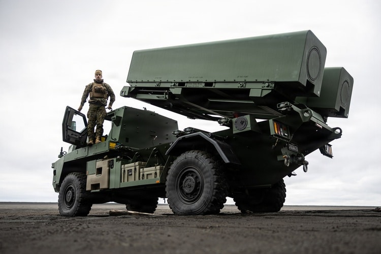 Konsberg взяла шасі Bushmaster та ракети NSM і вийшов StrikeMaster, який може "нависати" над Північним флотом РФ