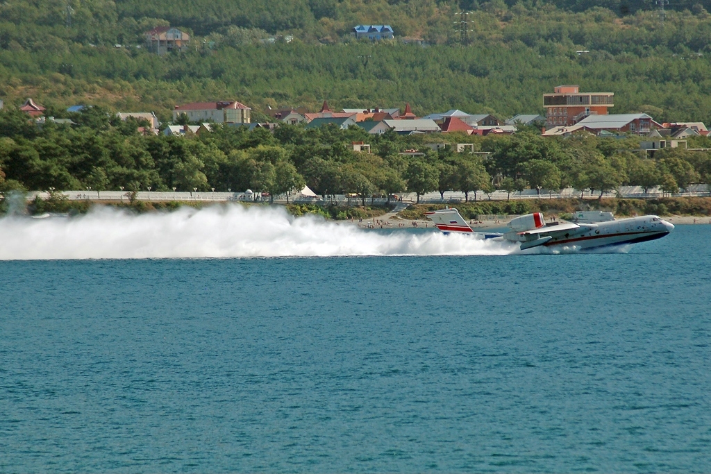Російський літак-амфібія Бе-200 злітає з води