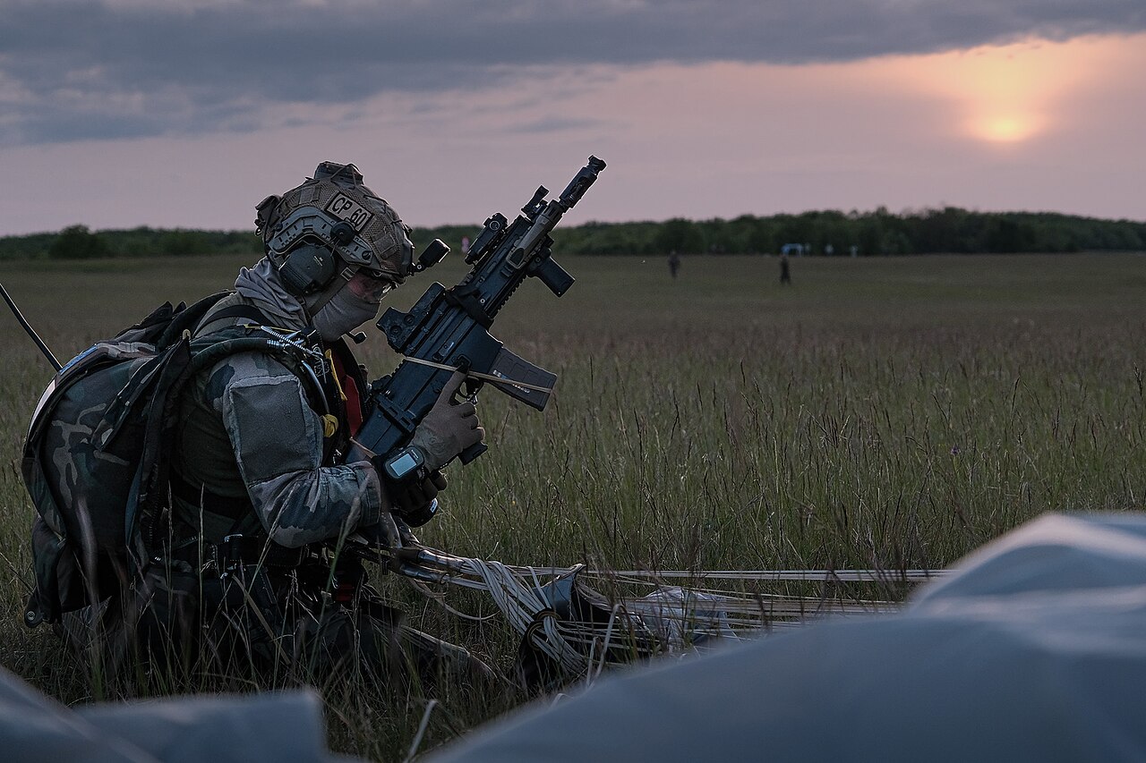 Боєць французьких ССО з FN SCAR-L