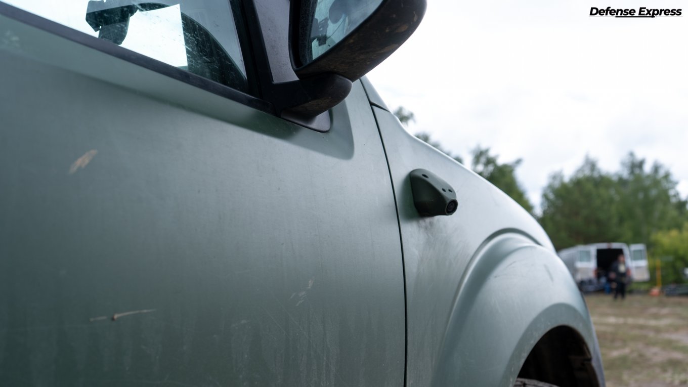 Одна з бокових камер на дистанціно керованому Nissan Navara