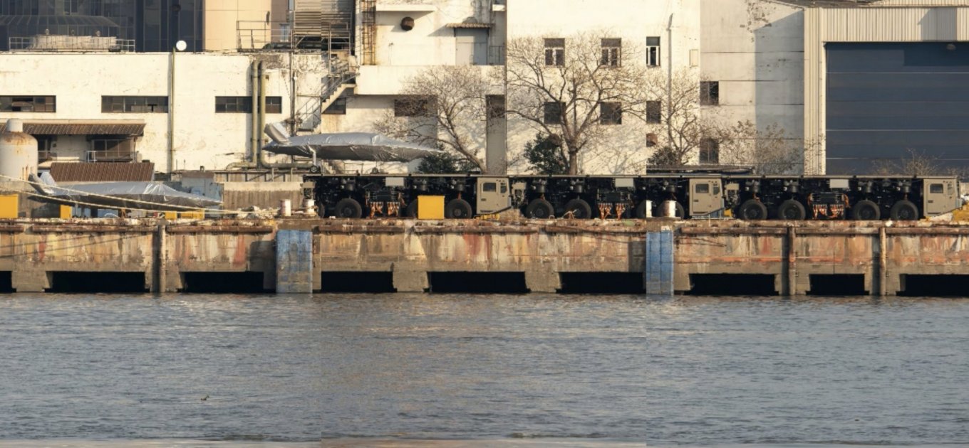 Електромагнітна катапульта на колесах, що складається з секцій, у певному китайському порту. Фото з китайських соцмереж