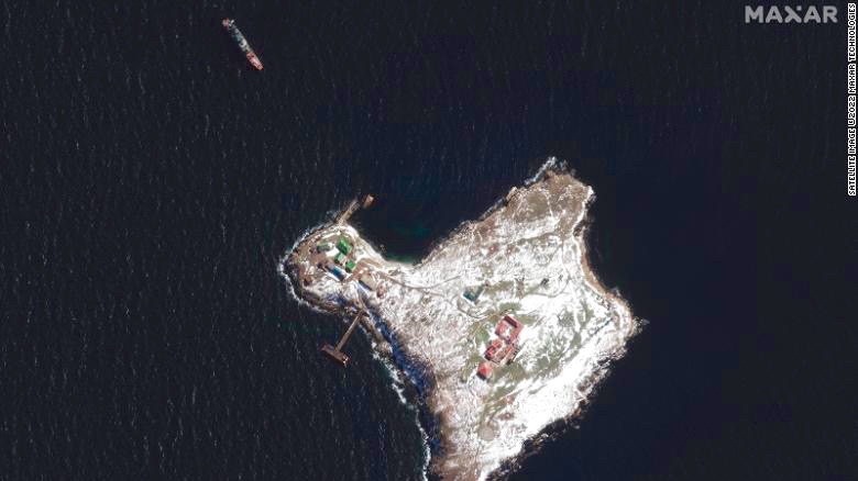 Наш острів і корабель військових злочинців з космосу. Фото Maxar Technologies