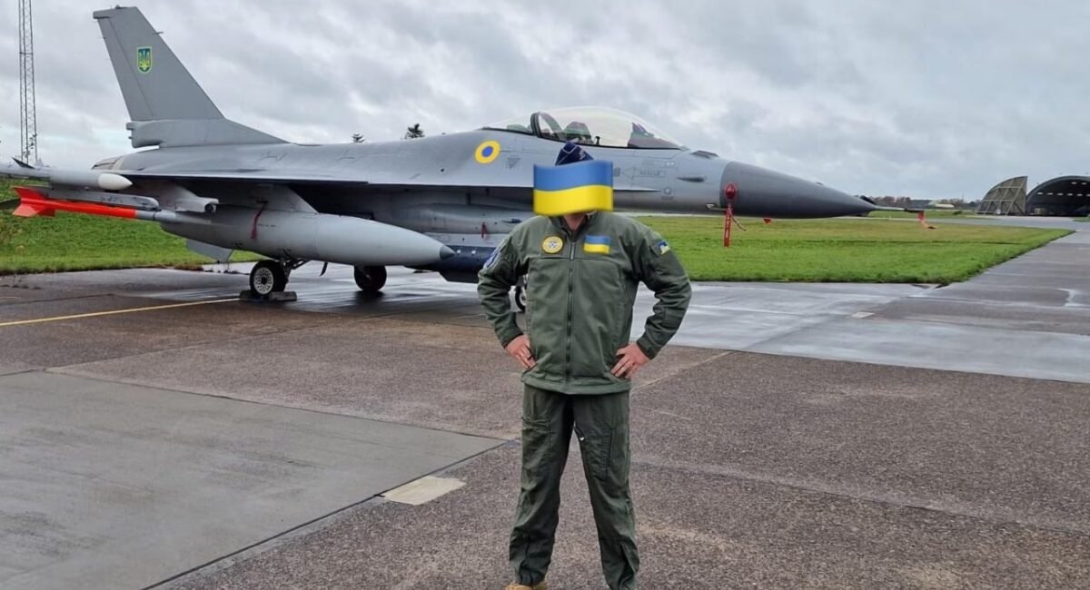 Перше фото літака F-16 з українською розпізнавальною символікою, Defense Express