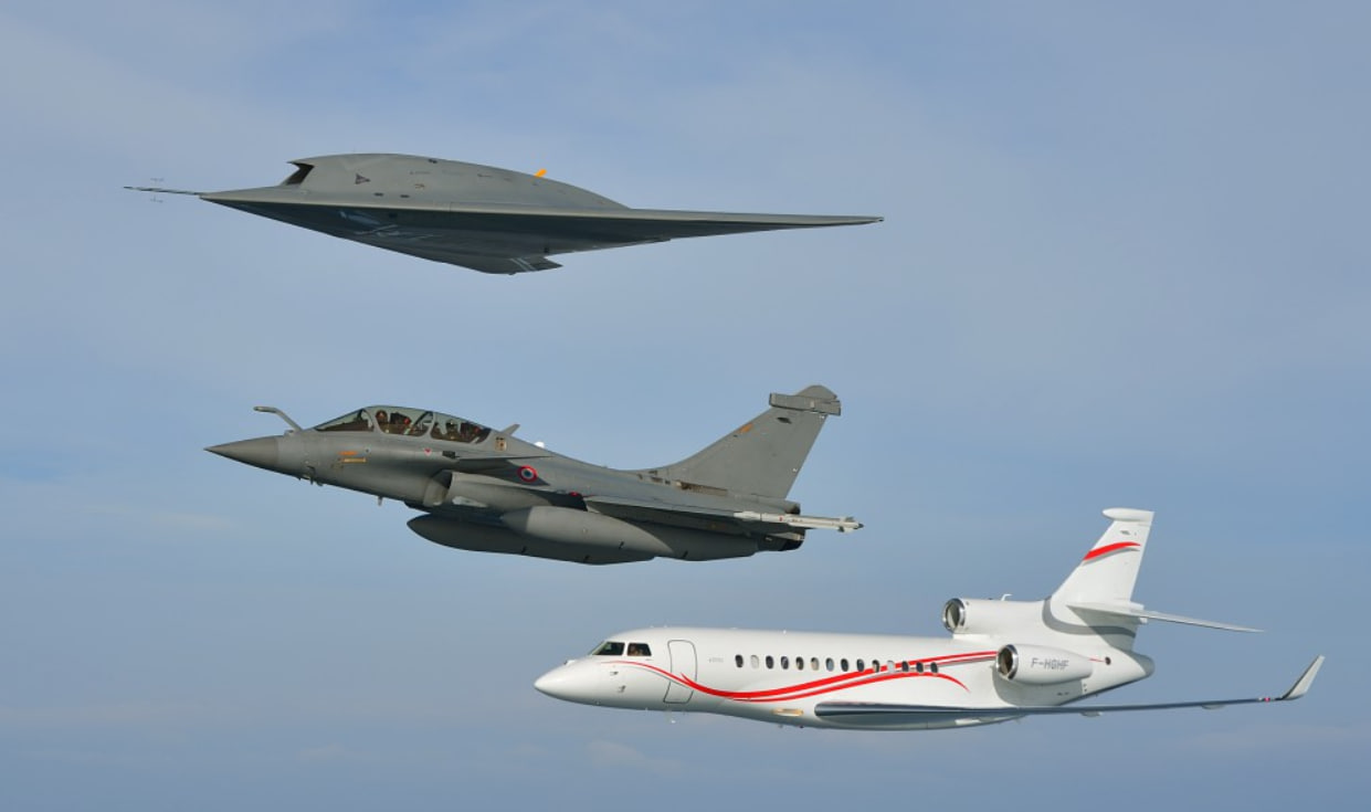 Французькі БПЛА nEUROn, винищувач Rafale та літак Falcon 7X