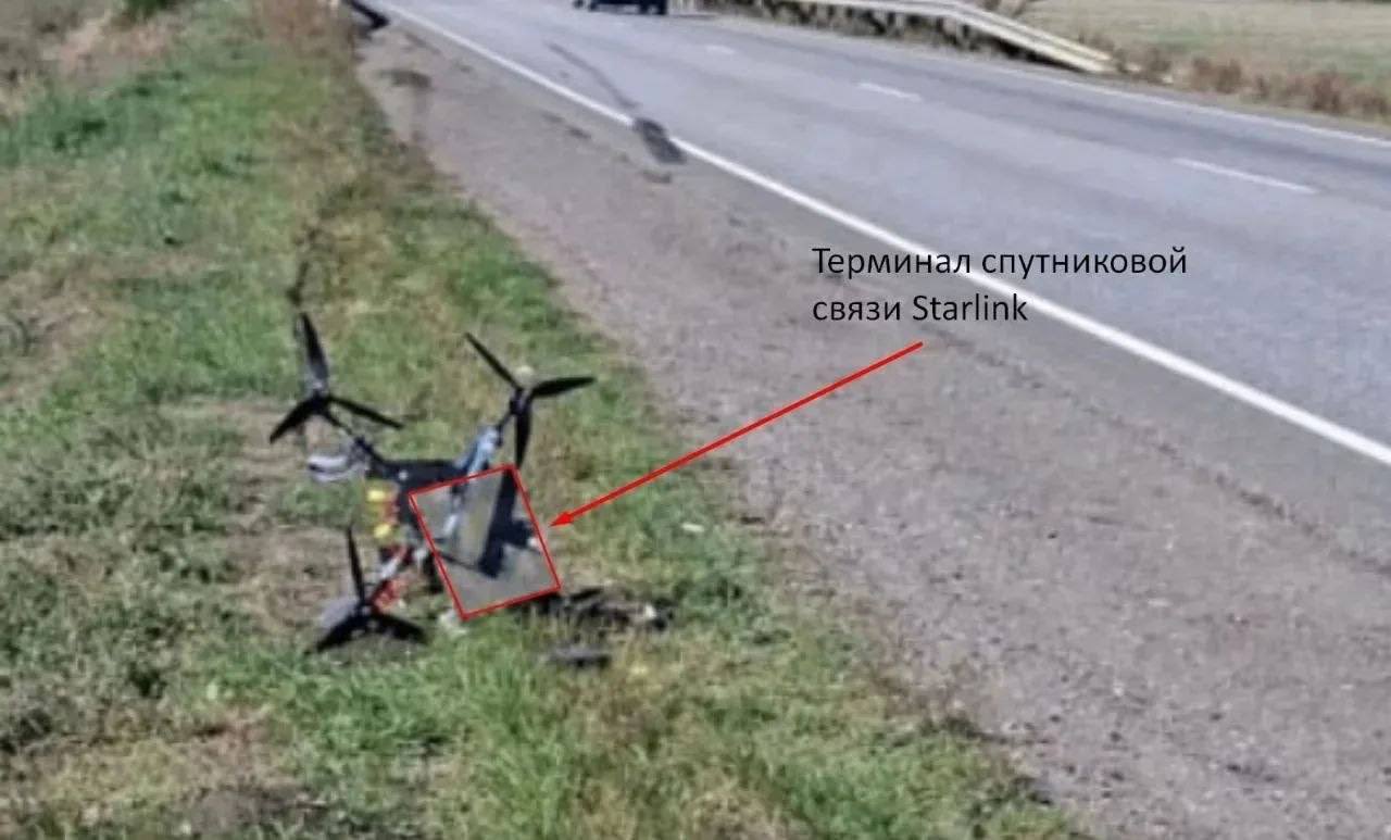 Український FPV-дрон із терміналом Starlink, знайдений на логістичному шляху у російському тилу, ідентичний до того що можна побачити на аеростаті
