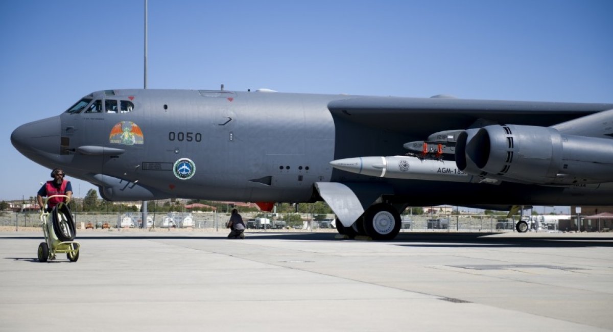 Гіперзвукова ракета AGM-183A ARRW під крилом B-52 Stratofortress