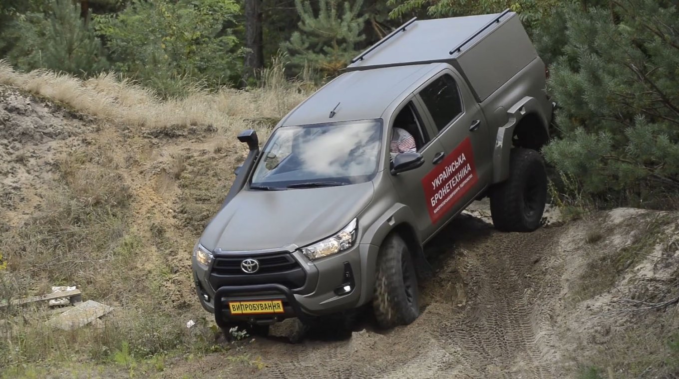 Модифікована під вимоги ЗСУ Toyota Hilux від "Української бронетехніки", 2021 рік