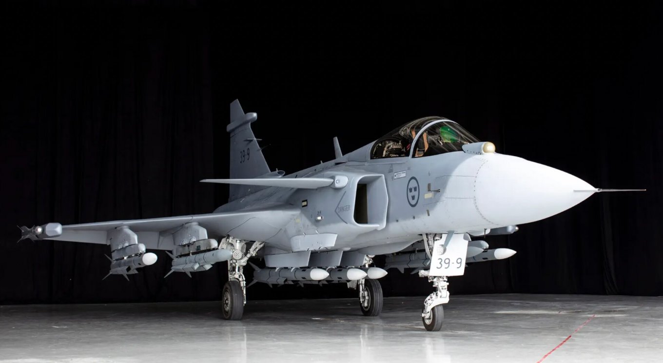 JAS 39 E/F Gripen із ракетами 