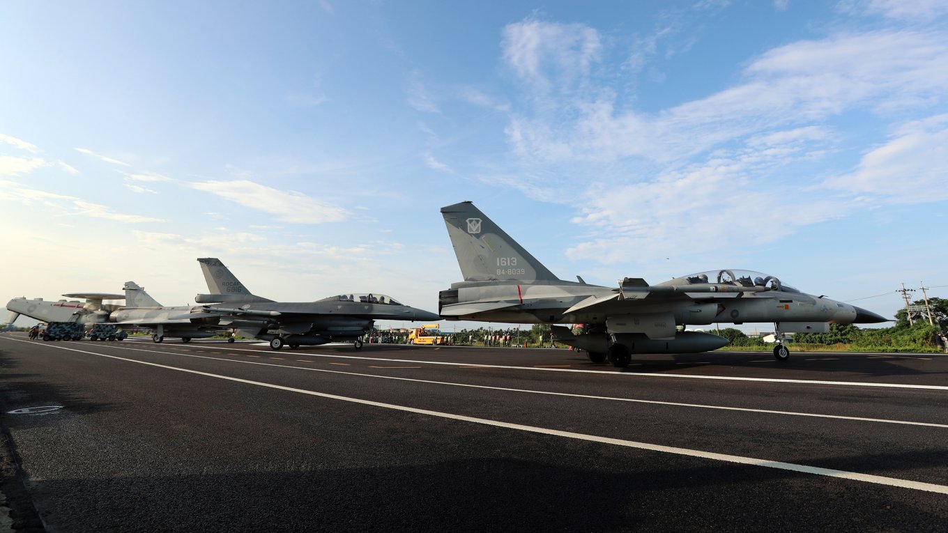 F-16, Mirage 2000 та AEW&C E-2 повітряних сил Тайваню