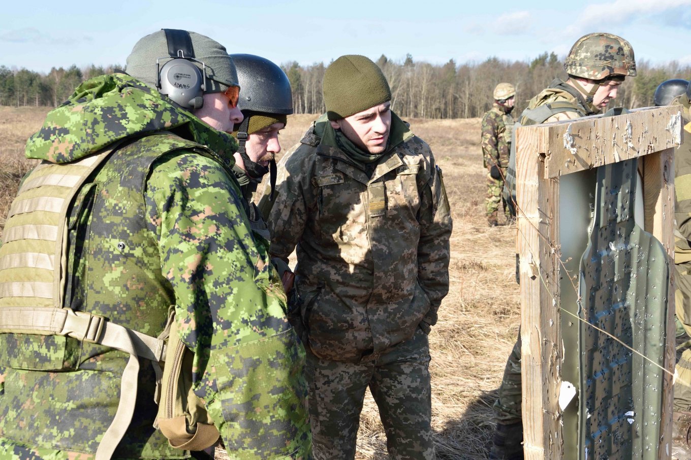 Канада нарощує військову присутність в Україні, передасть військові засоби та бопоможе боротись з кібератакми, Defense Express