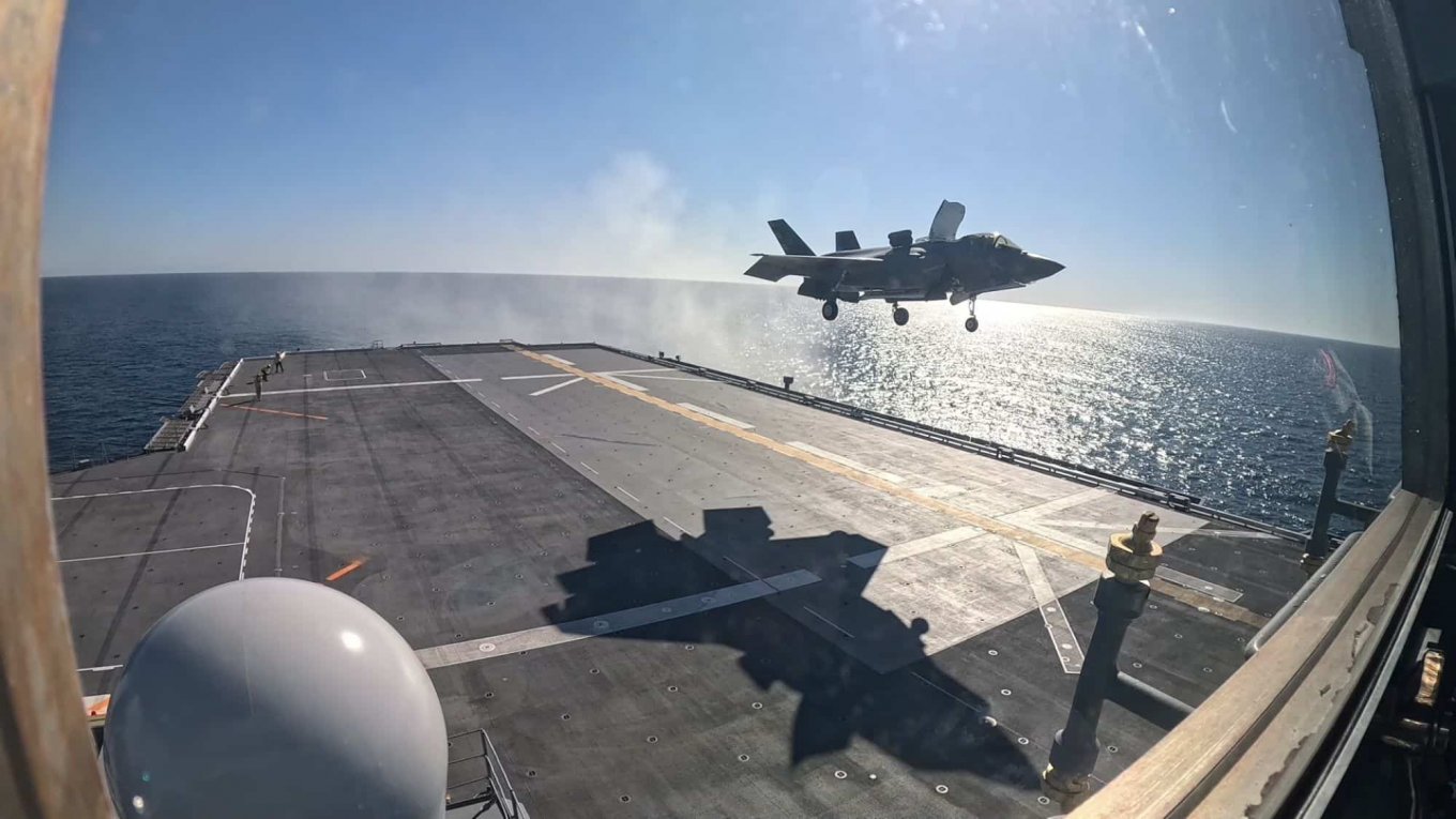 F-35B Корпусу морської піхоти СЩА сідає на палубу вертольотоносця JS Kaga