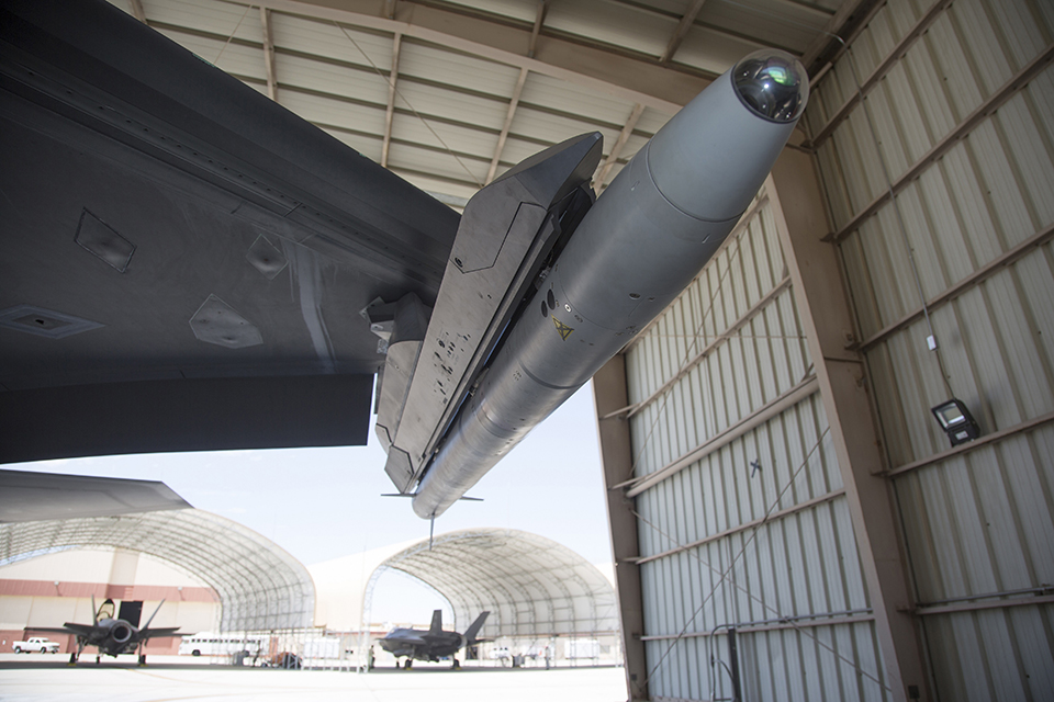 Британський винищувач F-35B з ракетою ASRAAM