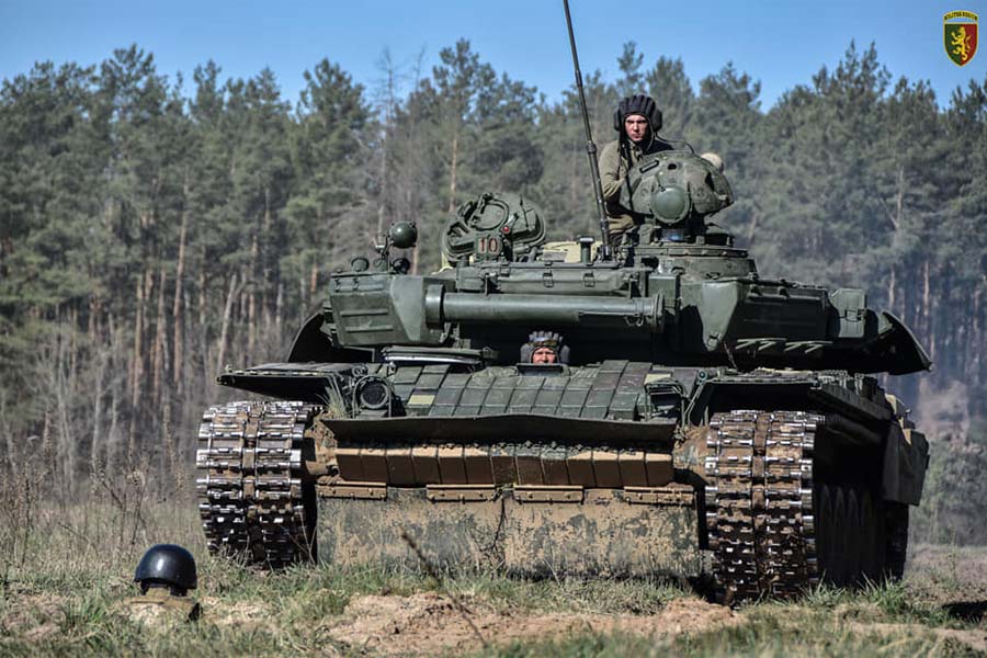 Модернізований танк Т-72АМТ під час відпрацювання вправи 