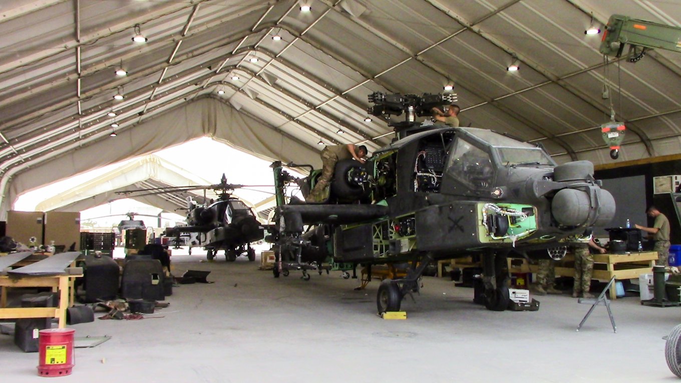 AH-64E Apache обслуговування