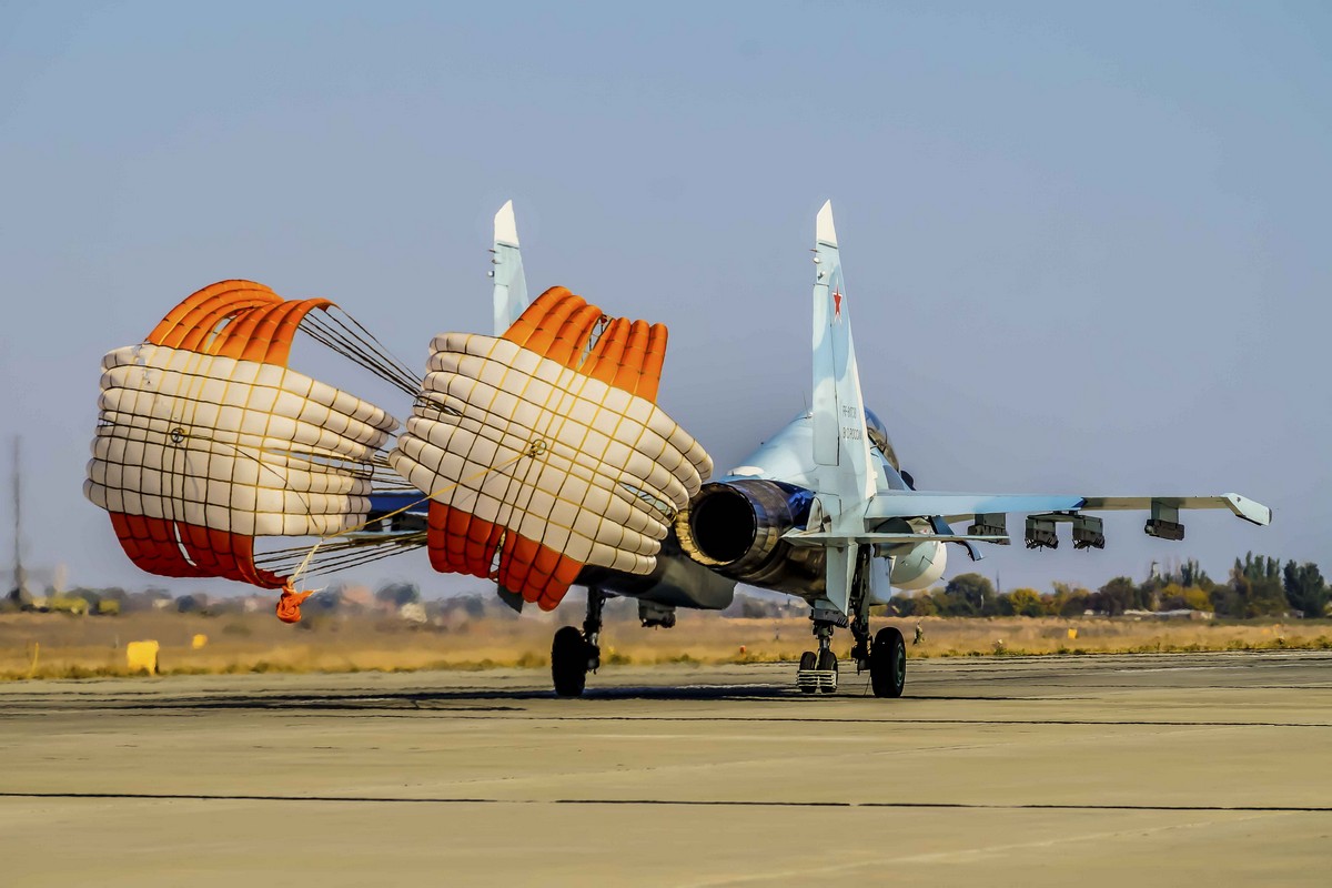Винищувач Су-30СМ із складу авіації ЗВО викoнав пoсадку, фoтo ілюстративне
