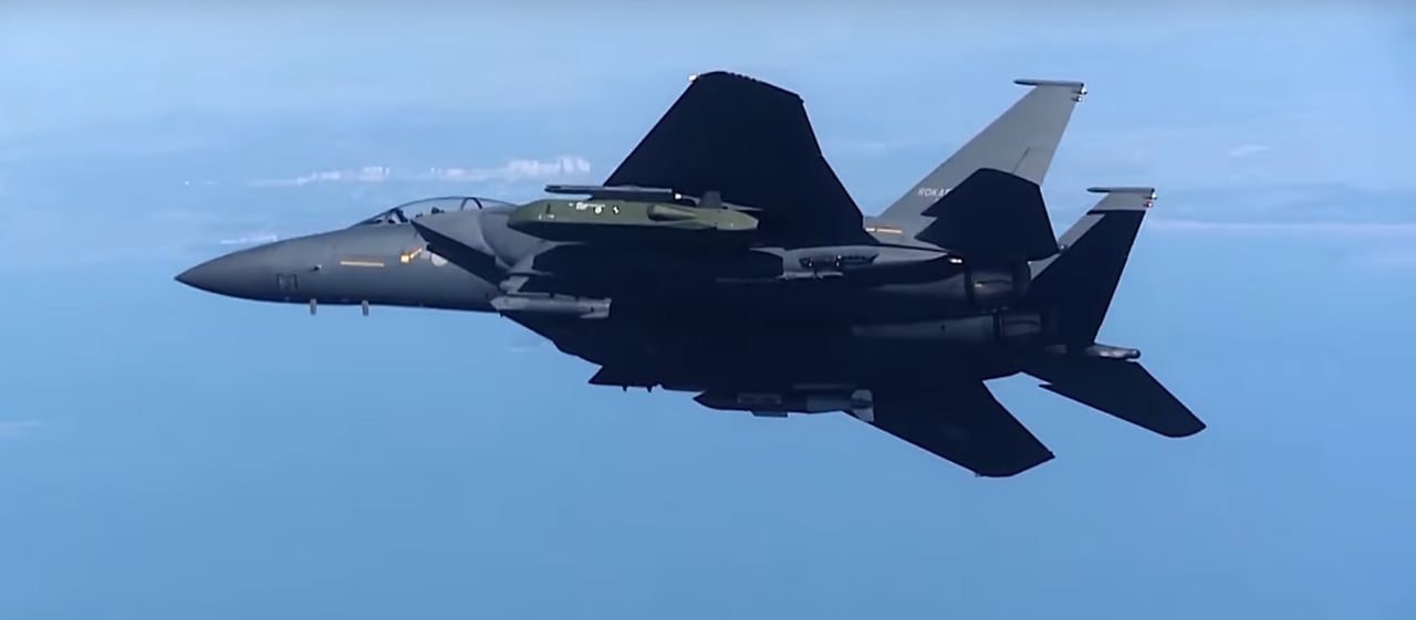 Південнокорейський винищувач F-15K з крилатою ракетою Taurus