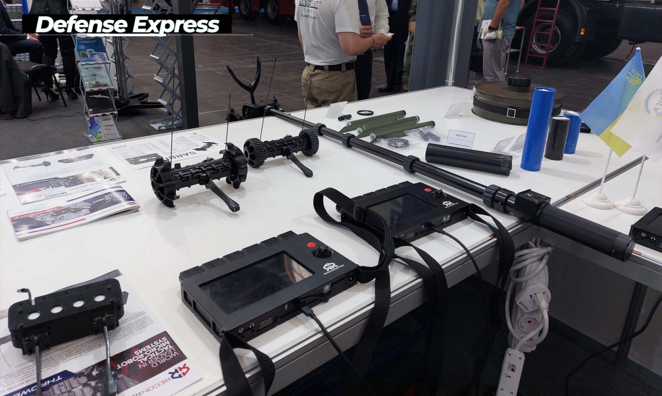 На Зброя та Безпека-2021 мікро-роботи Throwbot 2 та аксесуари до них знаходились поряд з вже знайомими виробами від Екотест (на фото праворуч) - ручними димовими гранатами РДГ-55, уніфікованими димовими шашками УДШ-У та сигнальними звуко-світловими мінами СМ-У