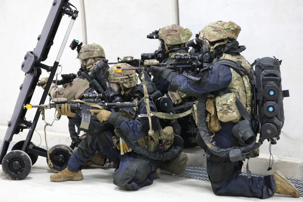 Військовослужбовці армії США та південнокорейської армії у хімічному, біологічному, ядерному та радіологічному захисному спорядженні під час навчань. Фото - DoW