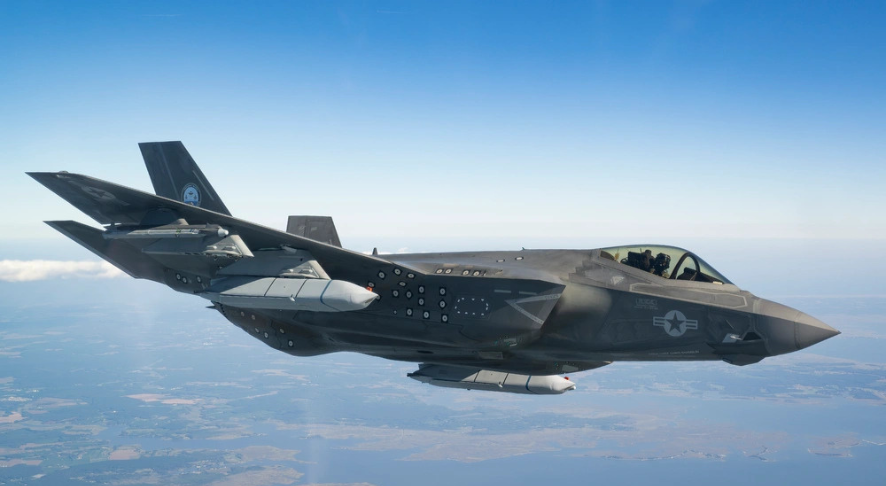 Винищувач F-35C з ракетою AGM-158C LRASM