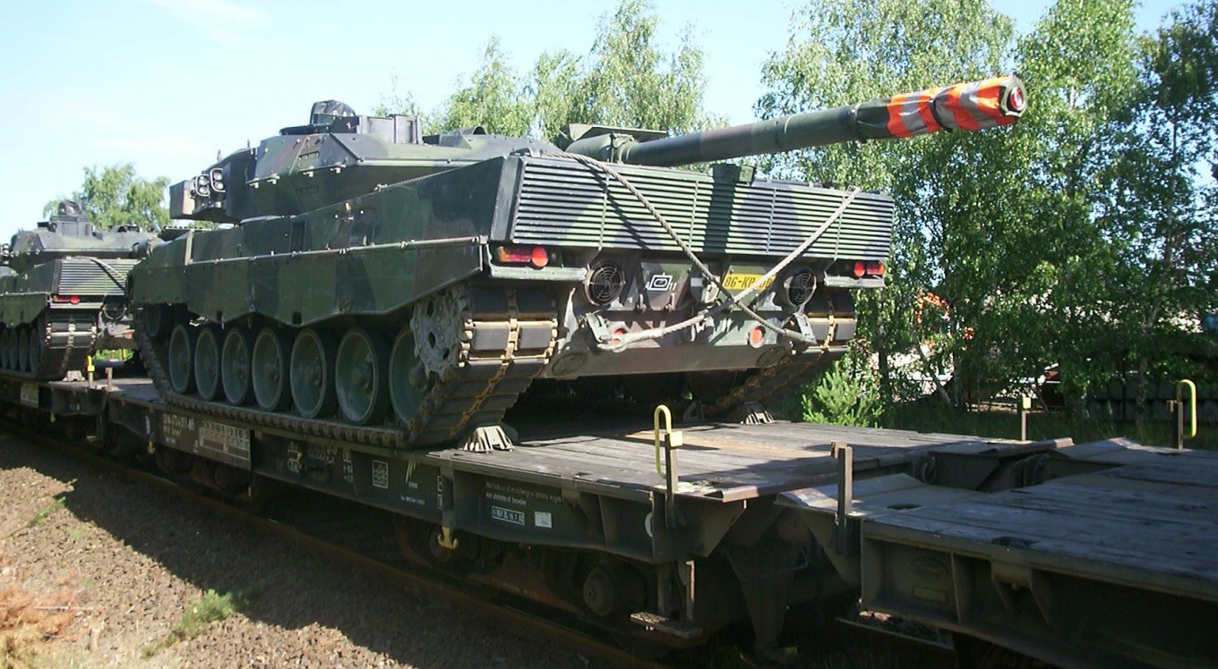 Танки Leopard 2A6 під час перевезення залізницею