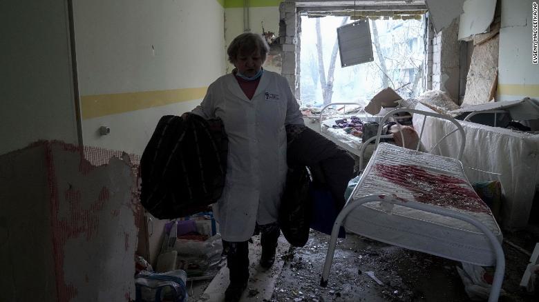 Consecuencias del bombardeo de una maternidad en Mariupol