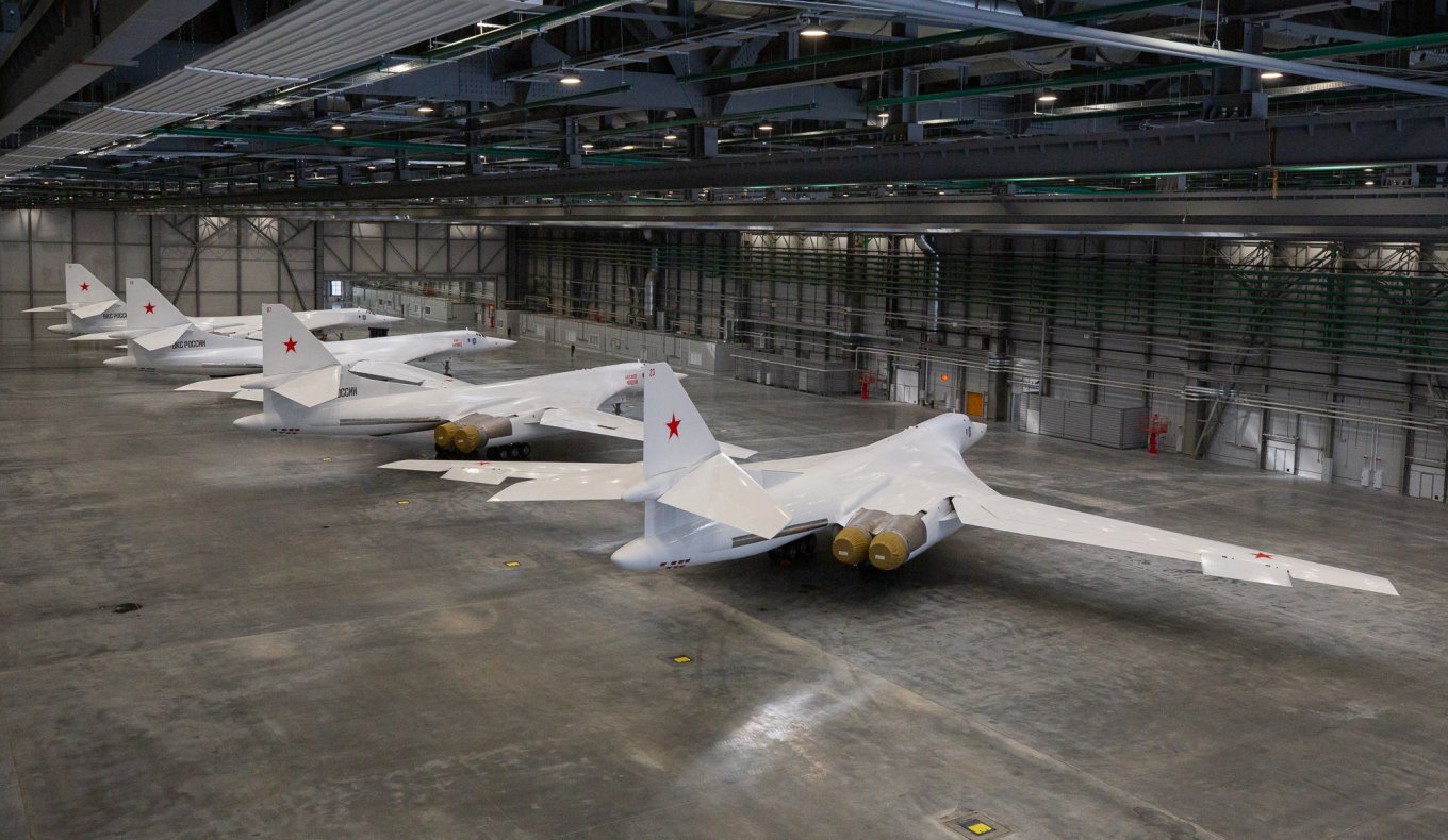 Демонстрація чотирьох Ту-160М в ангарі Казанського авіазаводу, лютий 2024 року