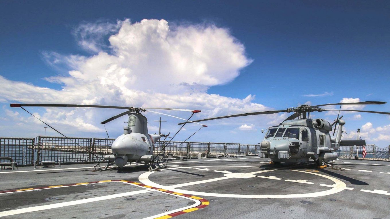 Безпілотник MQ-9B та гелікоптер MH-60R