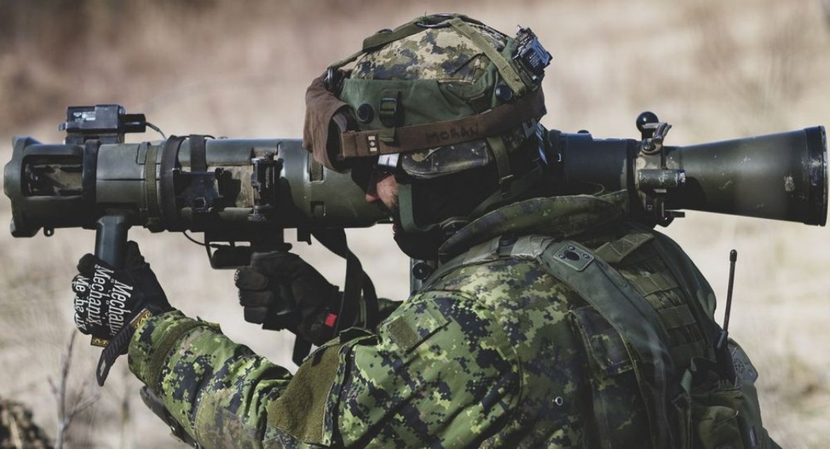 Військовослужбовець ЗС Канади використовує протитанковий гранатомет Carl Gustav під час навчань 3-ї канадської дивізії в Уейнрайті, Альберта, у травні 2021 року / Фото: ЗС Канади