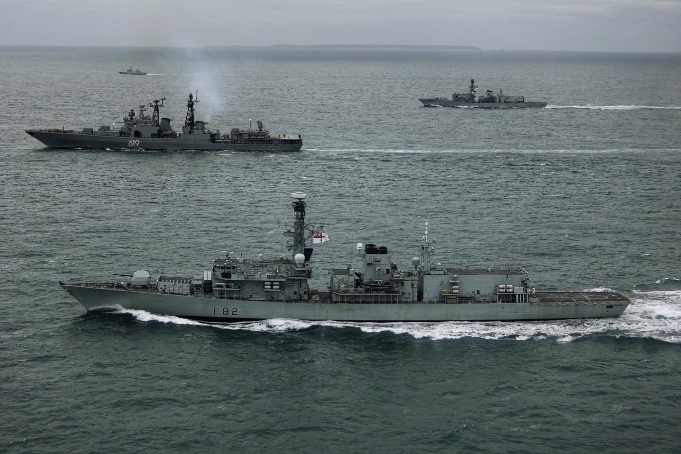 HMS Somerset та HMS St Albans супроводжують Североморск