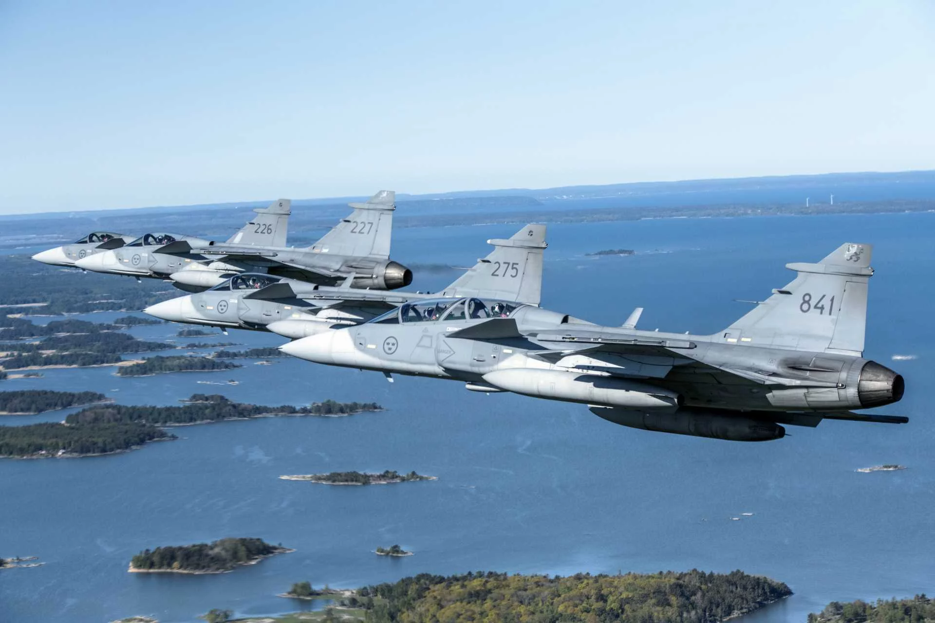 Яка країна може купити одну чи дві партії по 12 JAS 39 Gripen на заміну МиГ-29 та Mirage 2000, та яка тоді буде оплата за ці літаки
