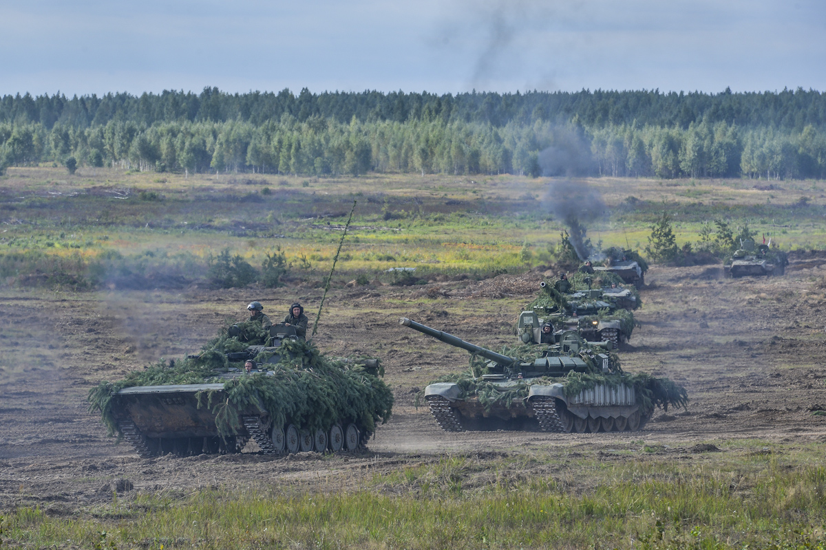Танки Т-72Б3 та БМП-2 армії РФ