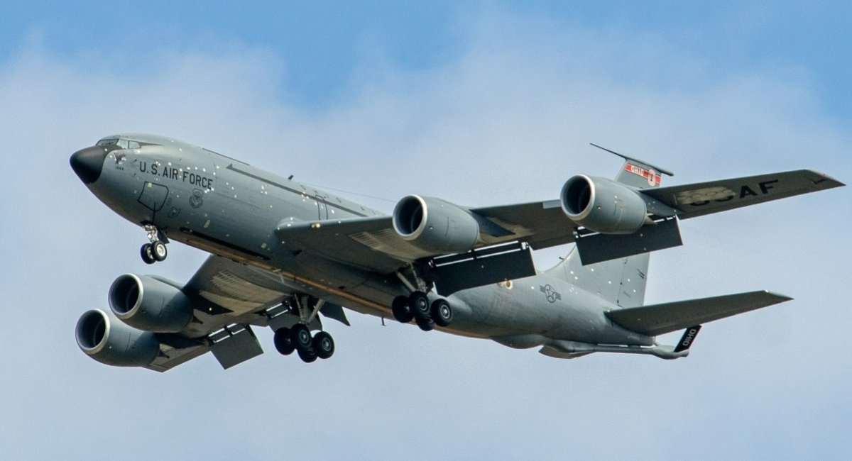 пошкоджений паливозаправник KC-135R Stratotanker