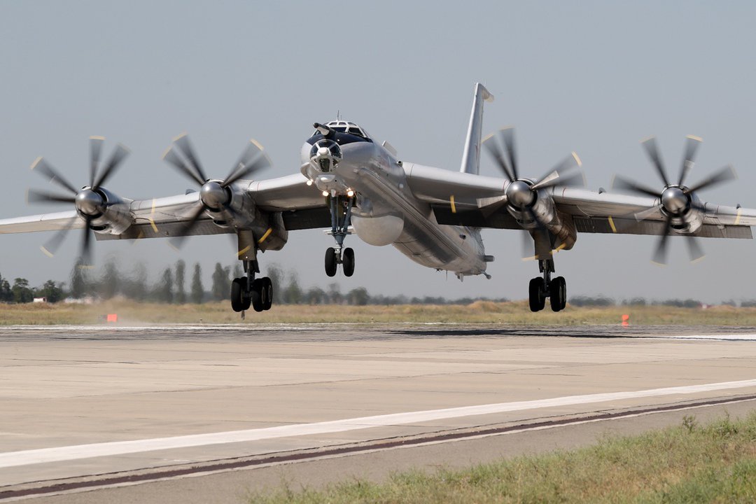 Рашистський Ту-142