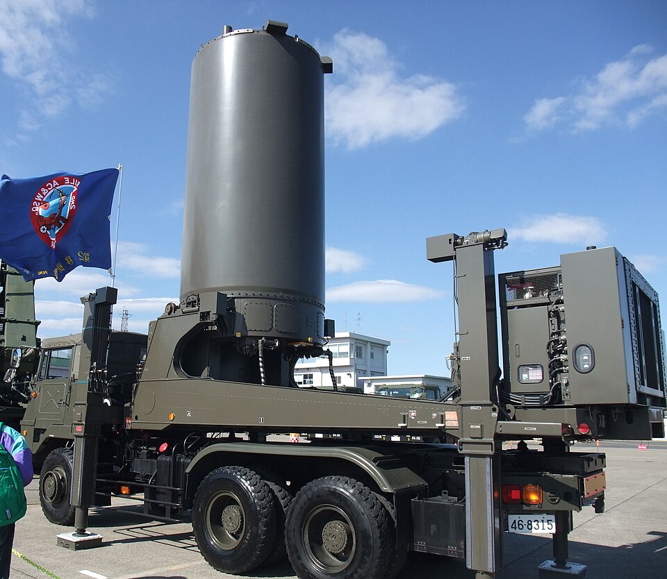 Інший циліндричний радар від японської NEC - J/TPS-102, який стоїть на озброєнні країни