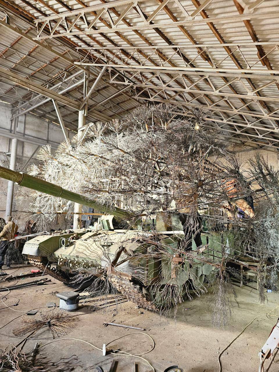 Російський танк Т-90М з протидроновим захистом з пучків прутів