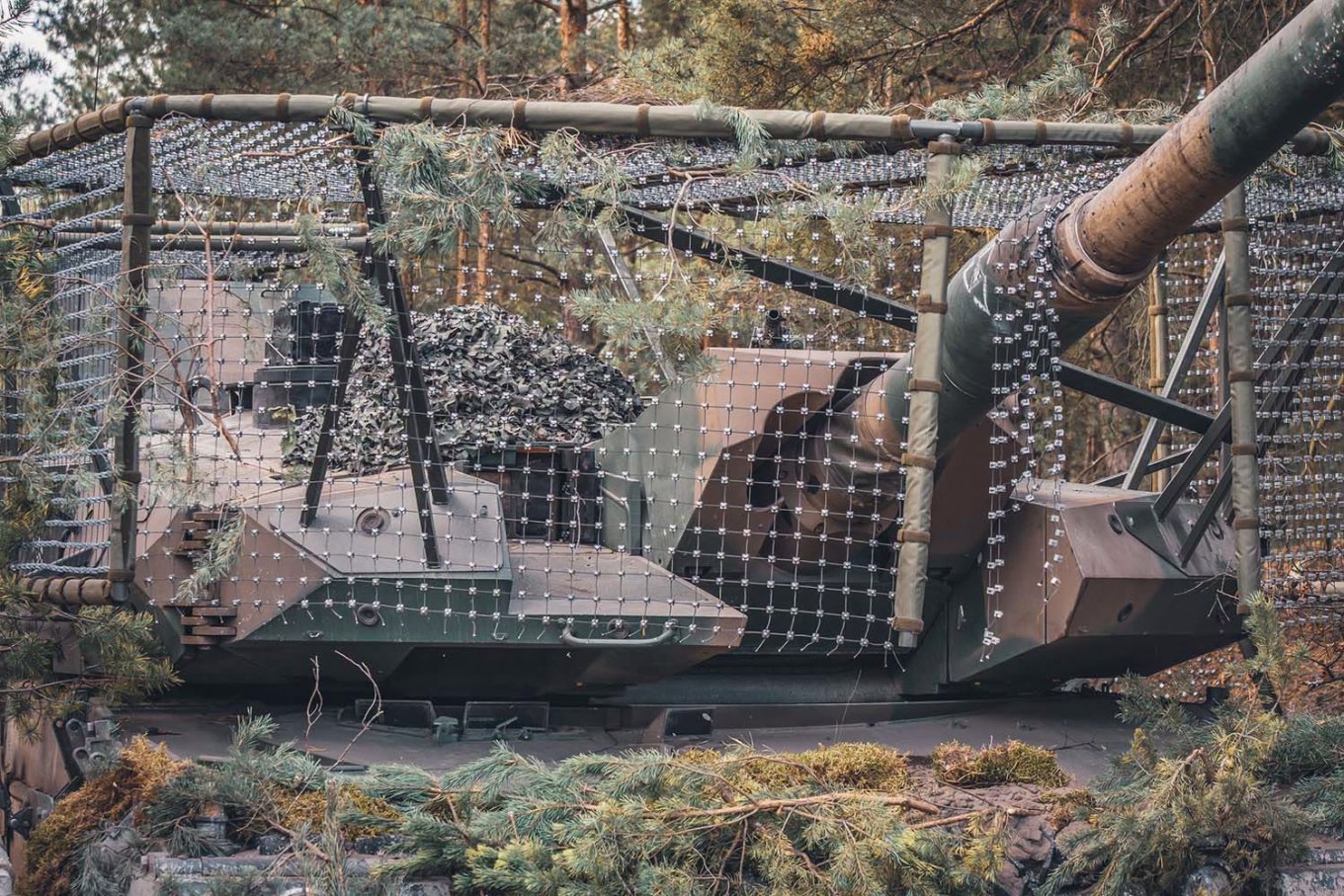 Танк Leopard 2PL з протидроновим захистом