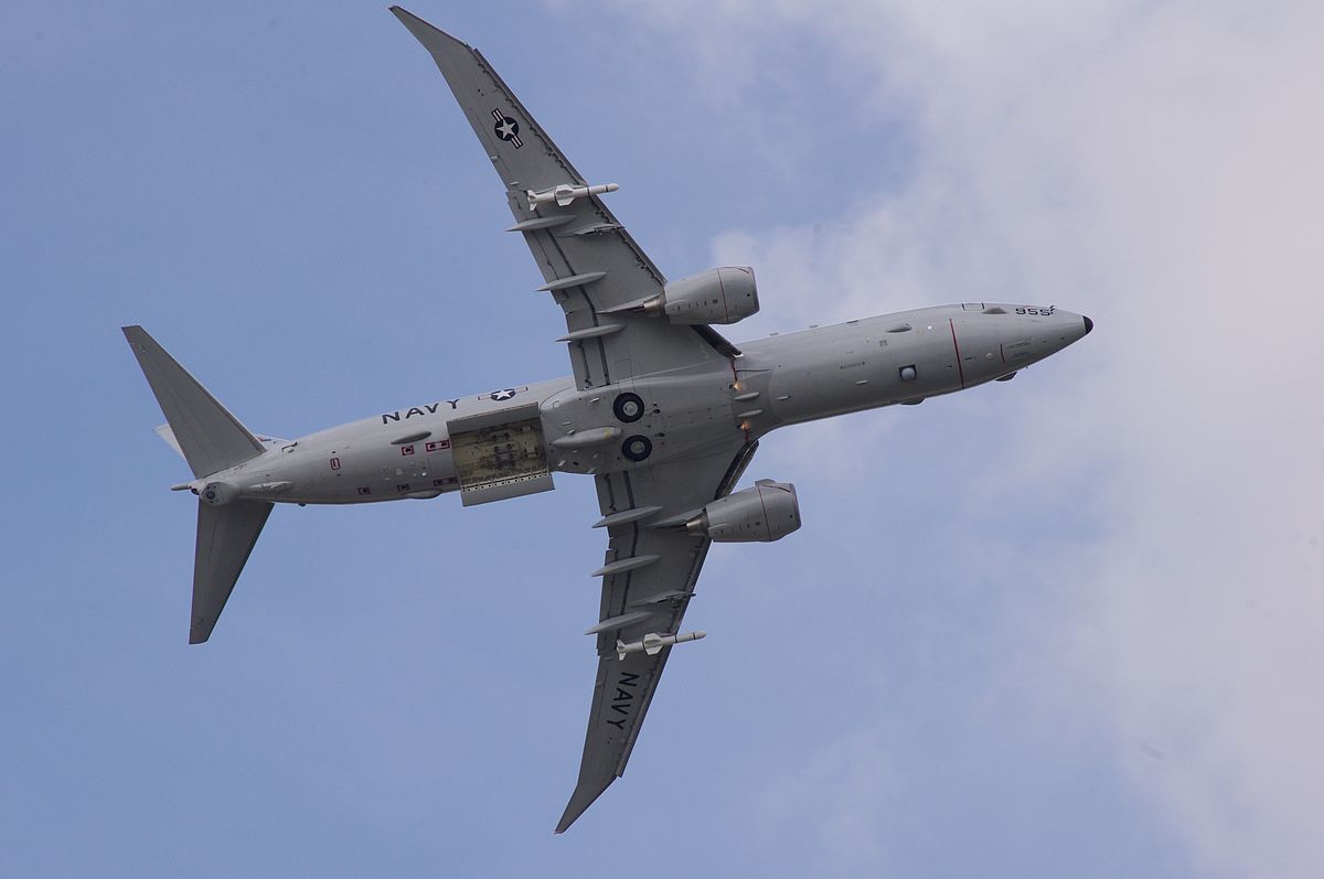 P-8 Poseidon з відкритим бомболюками та двома ракетами UGM-84 