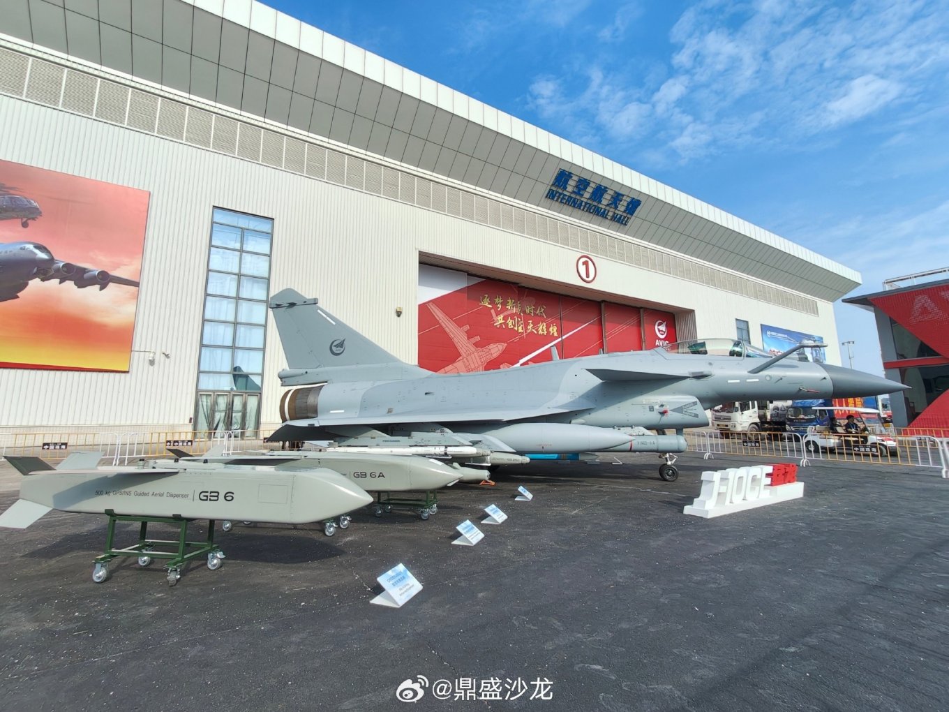 J-10CE під час виставки з деяким своїм озброєнням