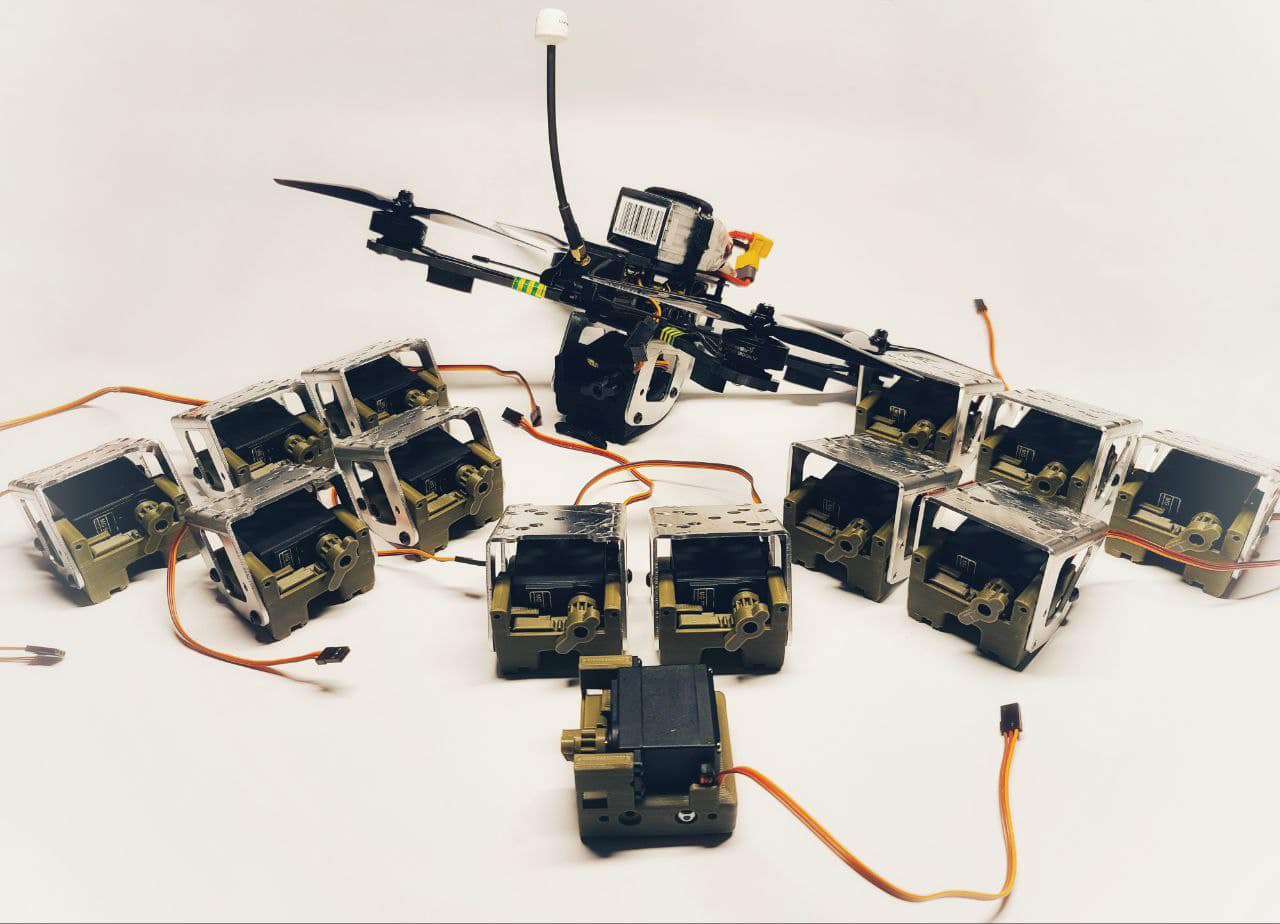 Саморобні прилади для скидання боєприпасів, вироблені Сталевими Шершнями, є одним із прикладів компонентів для дронів, що потребують масового виробництва