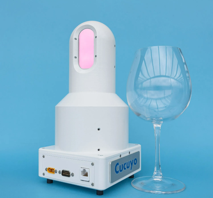 Розмір терміналу лазерного зв'язку P-100 порівняно з бокалом. Фото - Cucuyo