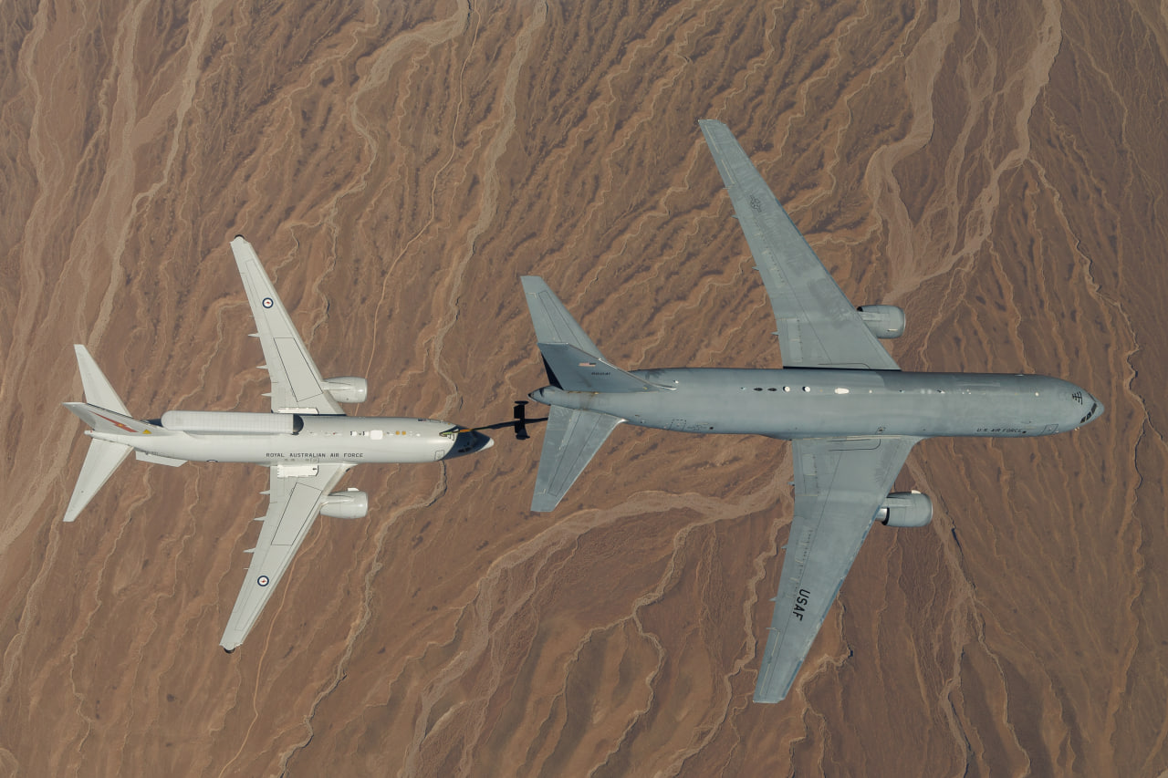 Літак-паливозаправник KC-46A Pegasus та літак ДРЛВ E-7 Wedgetail